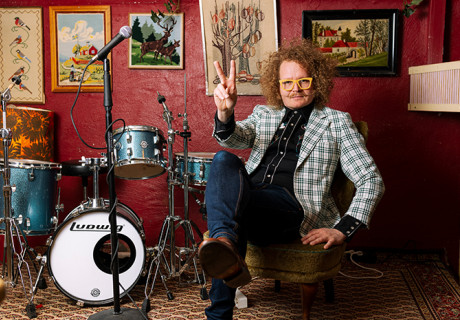 Person sitter i en stol brevid trumset